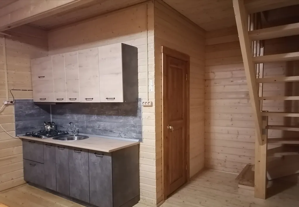 Домик в черешне с видом на город и море