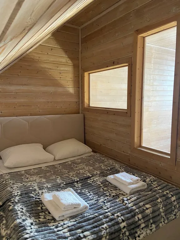 Домик на базе отдыха с бассейном 2