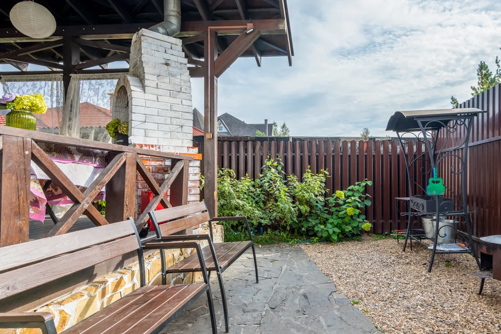 Белый коттедж с баней и бассейном рядом с озером