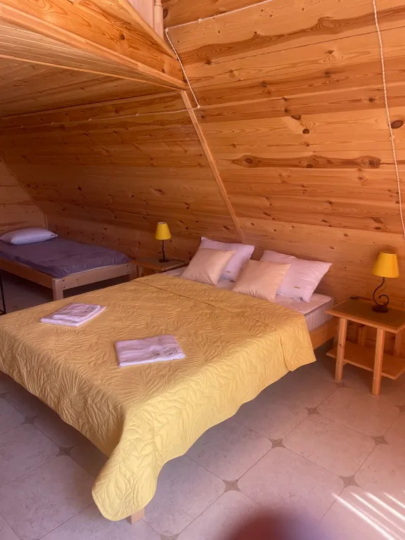 Атмосферные дома a-frame на берегу моря