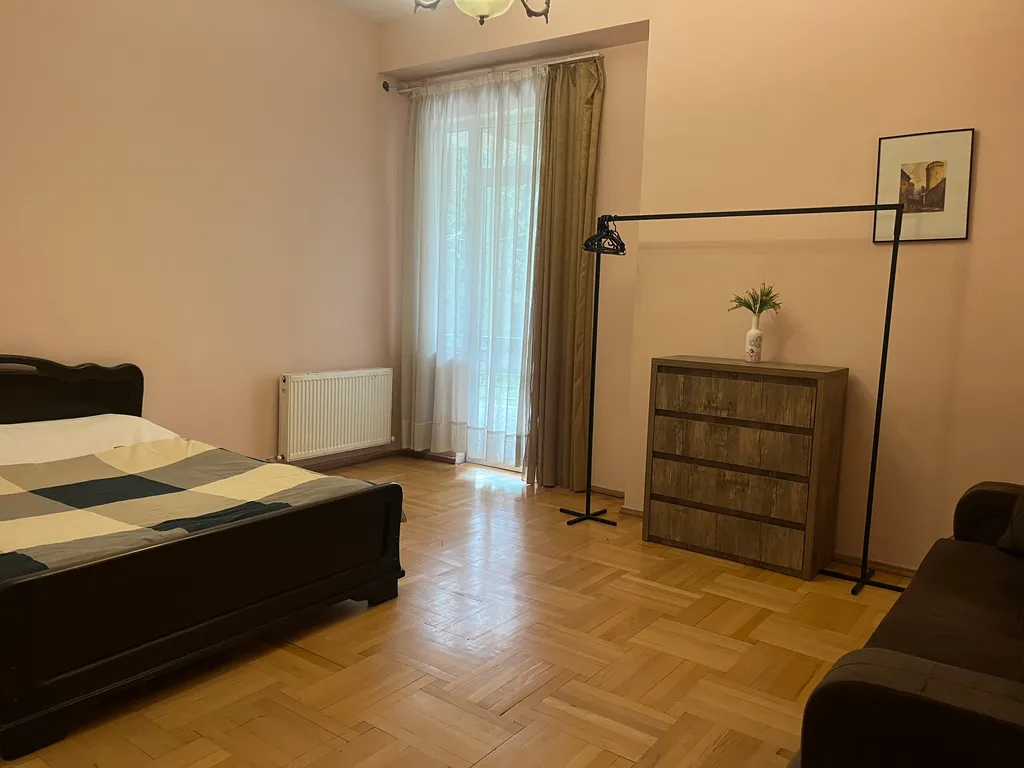 Трехкомнатная квартира с верандой в центре города