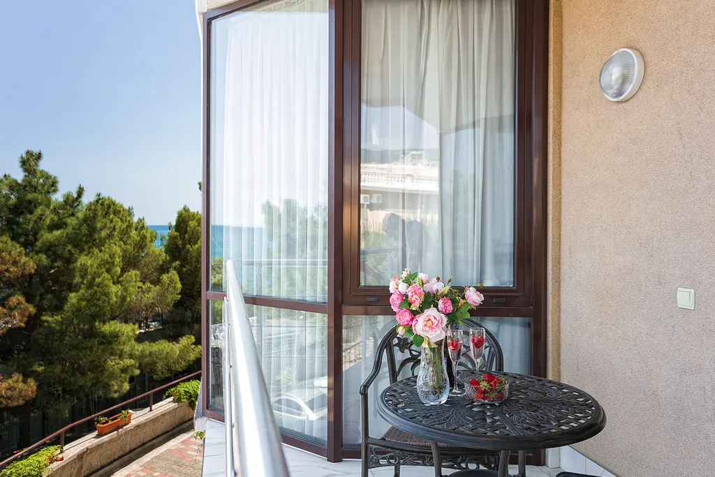 Просторная видовая двухкомнатная квартира на берегу моря в Ливадии