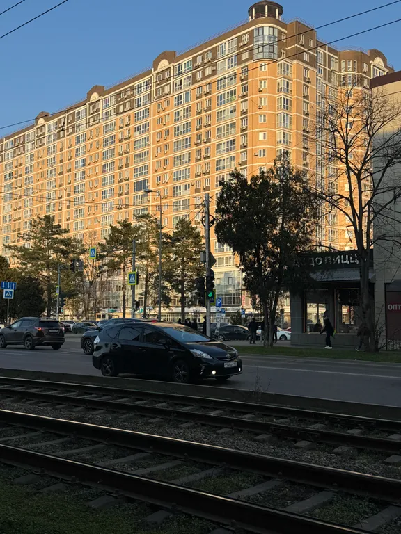 Маленькая студия с большим панорамным окном
