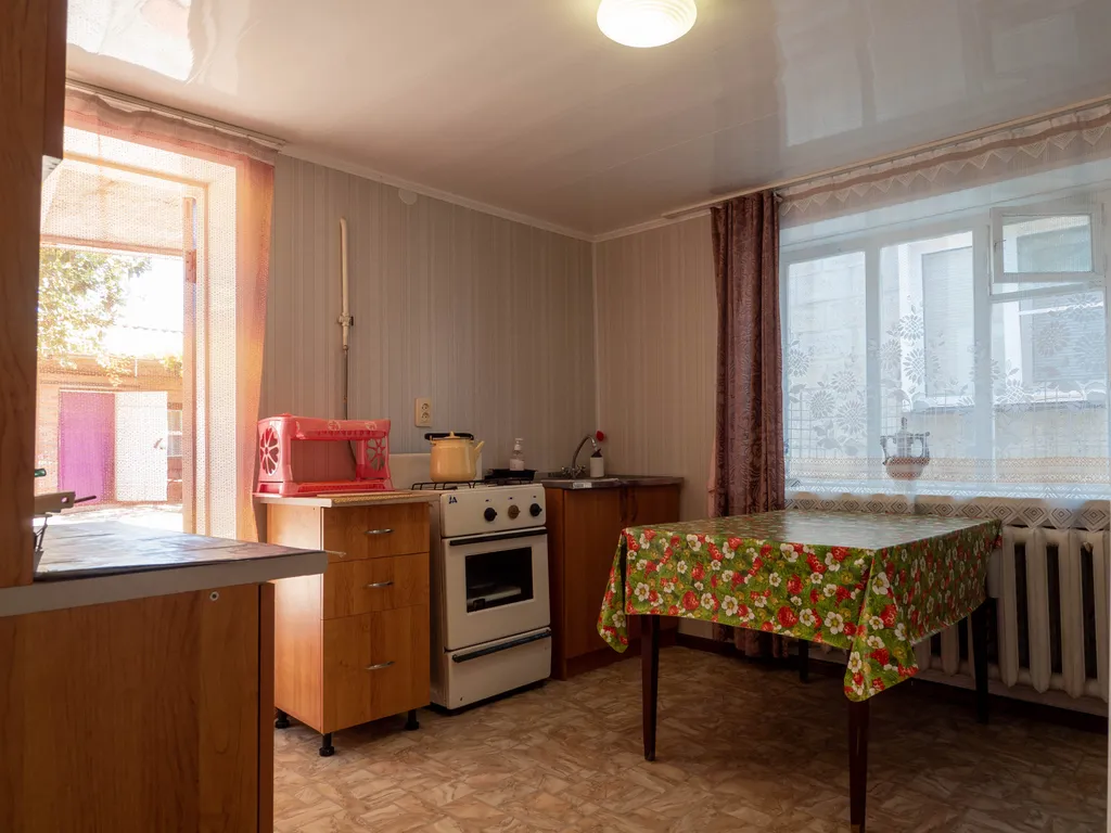 Уютный домик в беседках винограда