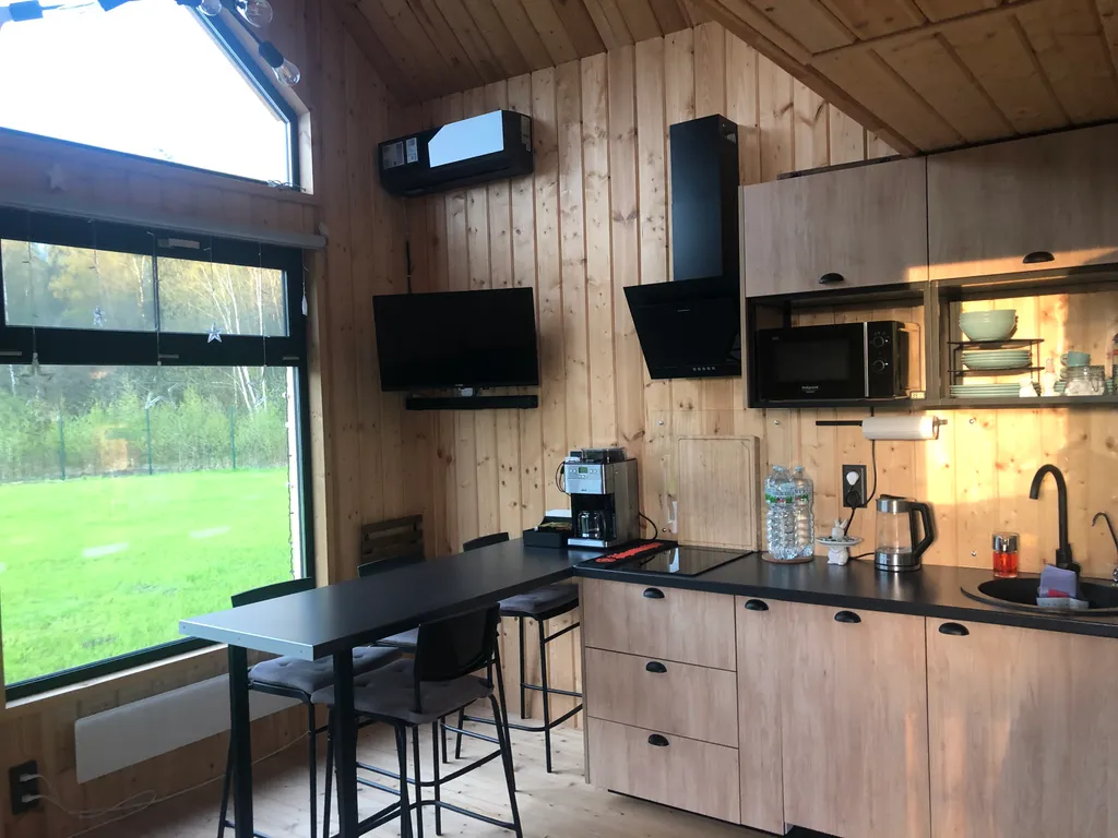 Домик у пруда