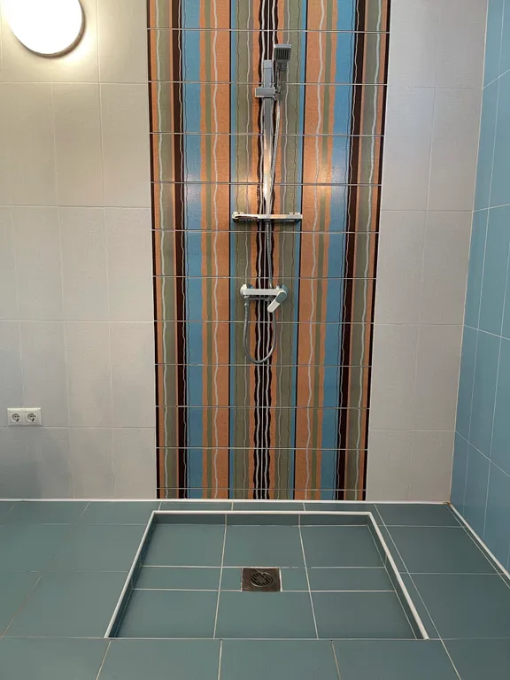 Дом и море через дорогу