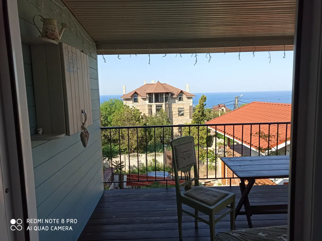 Комната с балконом и видом на море