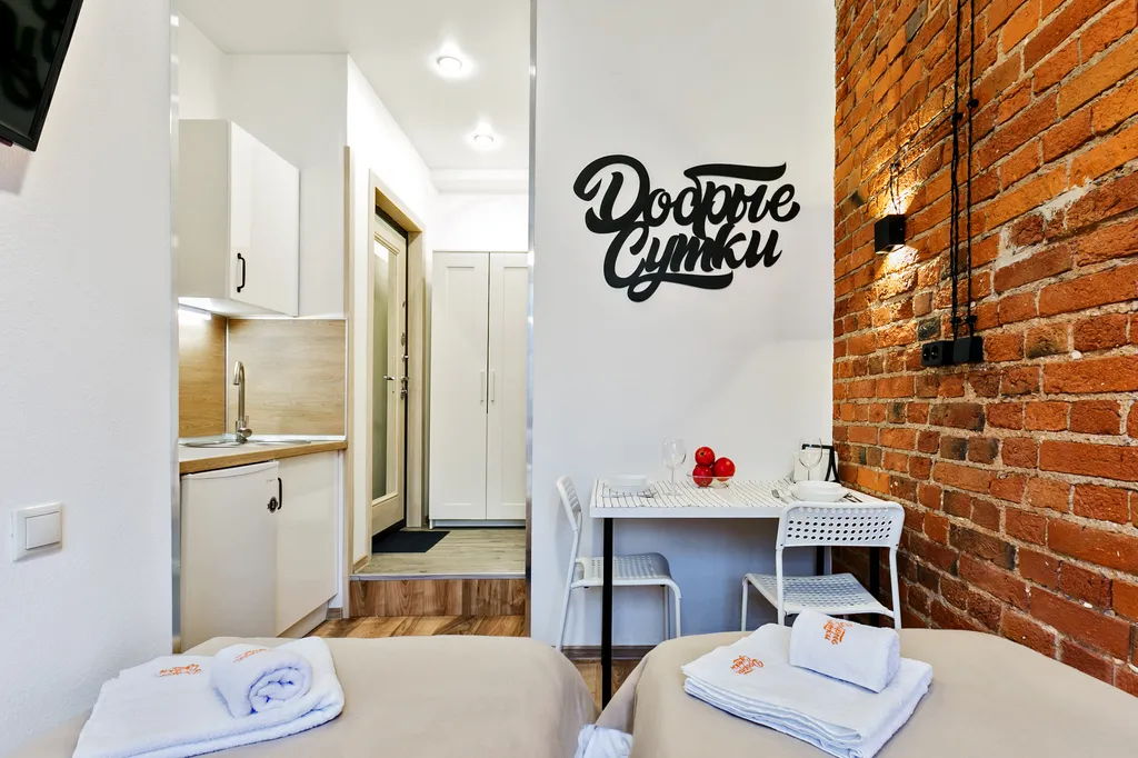 Современная студия с видом на городские огни