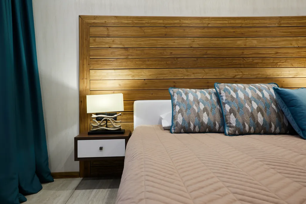 Полулюкс с кроватью размера king-size и видом на озеро