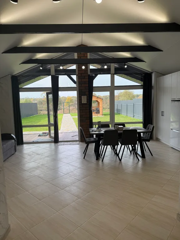 Уютный дом на берегу реки