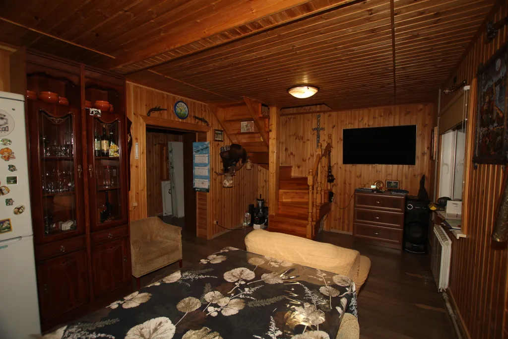 Шикарный дом находится на берегу озера, окруженный хвойным лесом