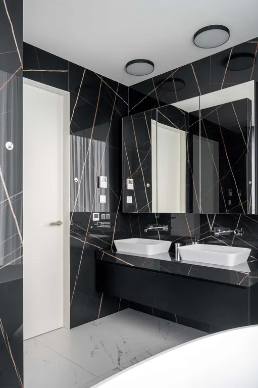 Просторные трёхкомнатные апартаменты в центре города в Capital Towers