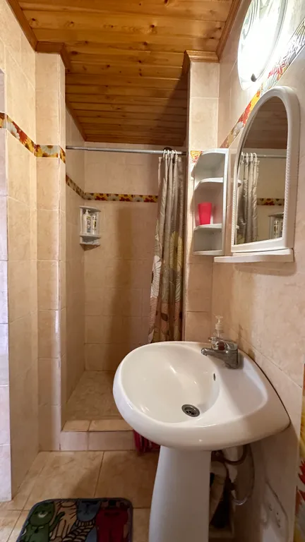 Благоустроенная комната в коттедже с балконом