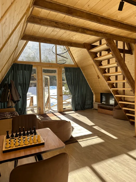 Уютный домик в сосновом бору с видом на горы