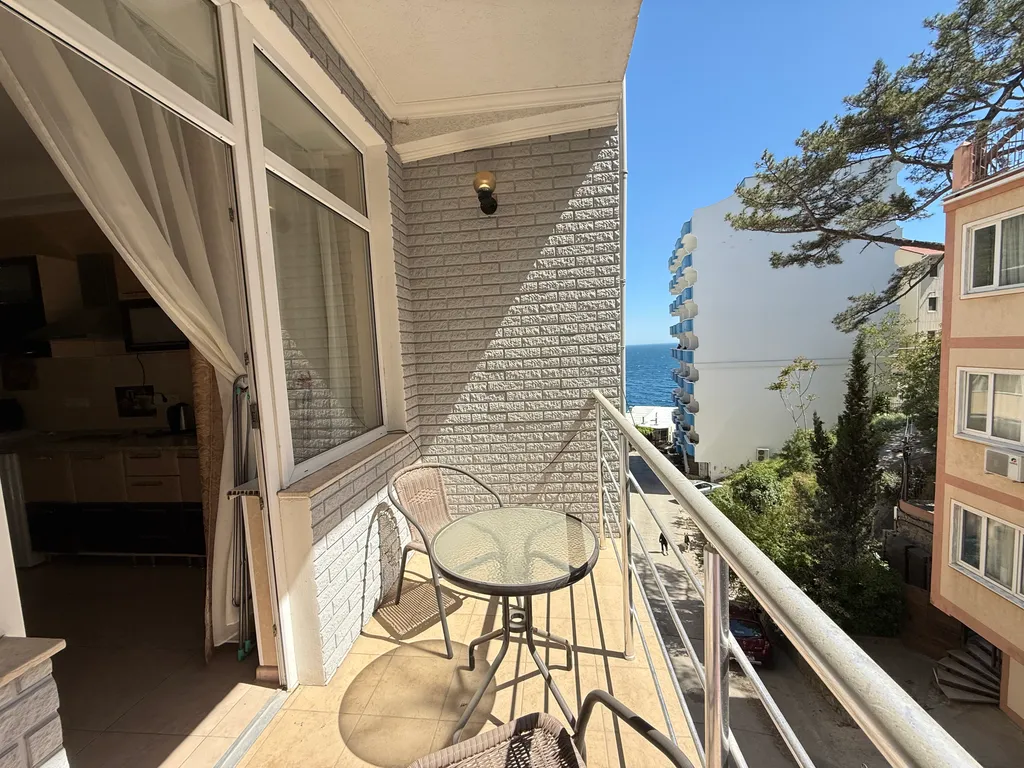 Студия с балконом зоной барбекю у моря