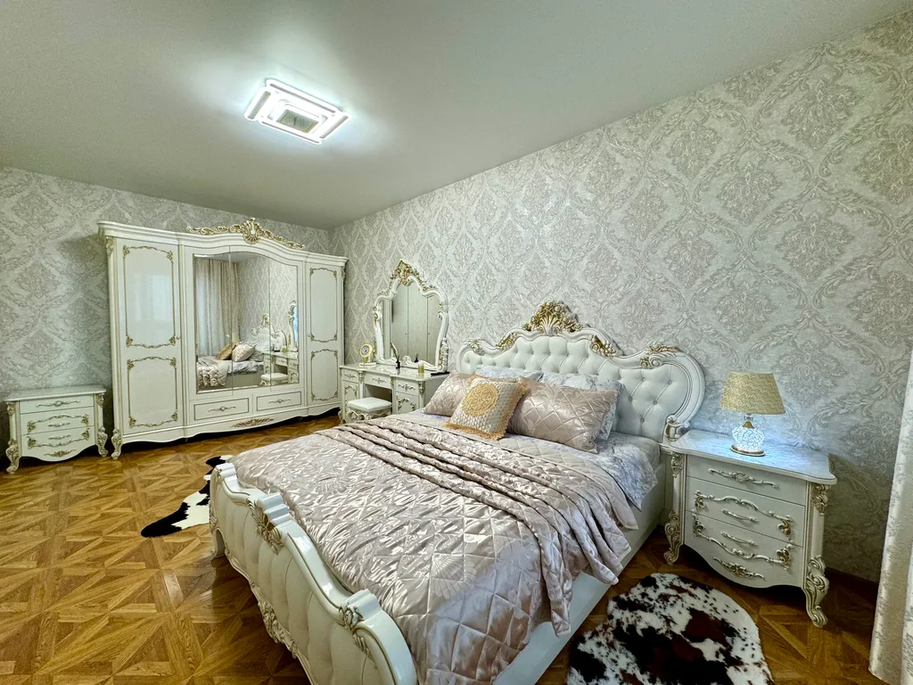 Апартаменты в античном стиле, с джакузи и красивым видом из окна