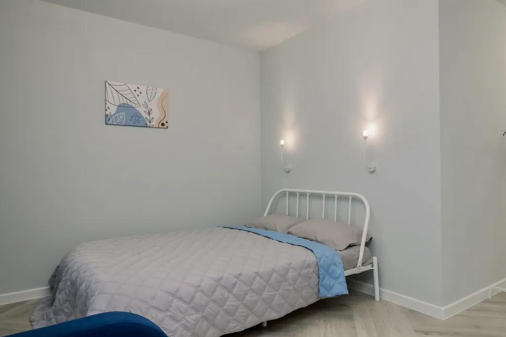 Пpоcторнaя кваpтира c бaлкoнoм и кpасивым видом на город