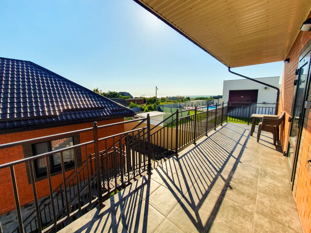 Отдельный дом с благоустроенным двором возле азовского моря