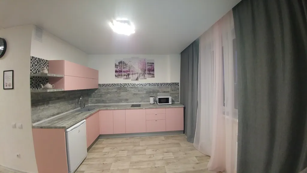 Комфортабельная студия с дизайнерским ремонтом в серо-розовом тоне