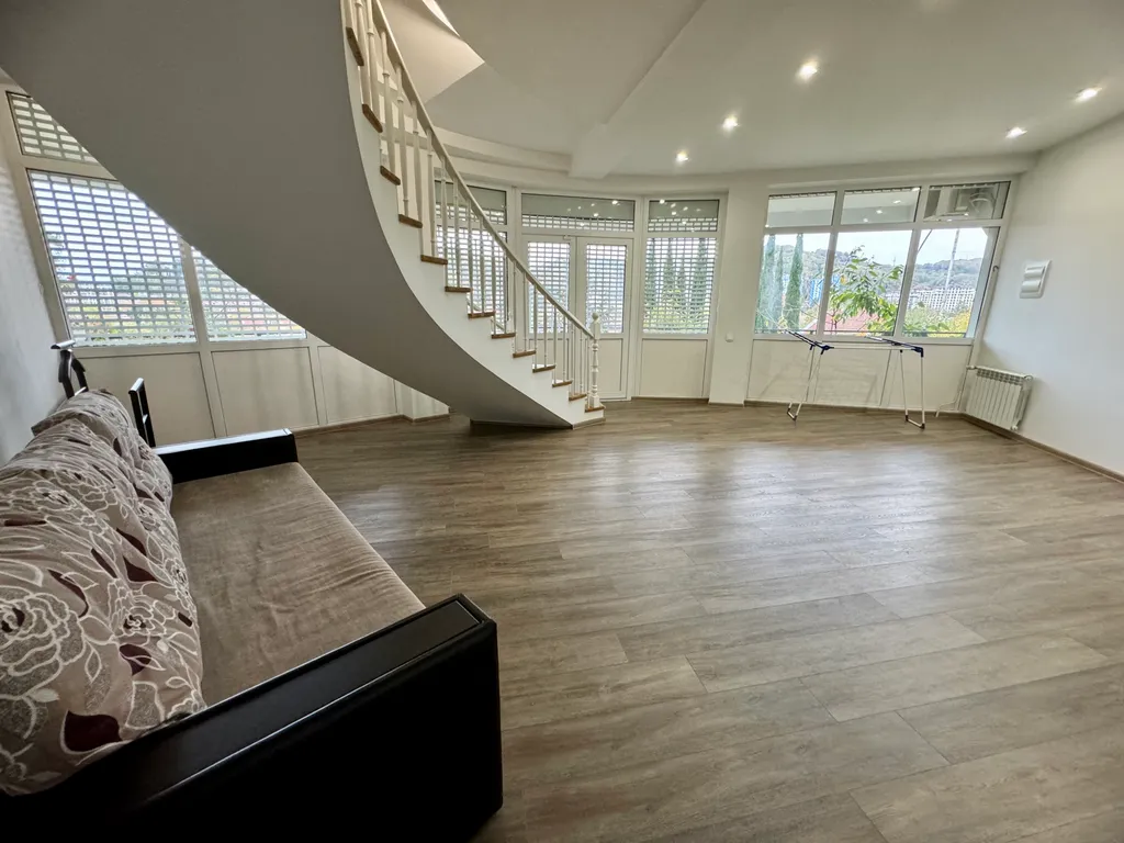 Дом с бассейном и баней у моря