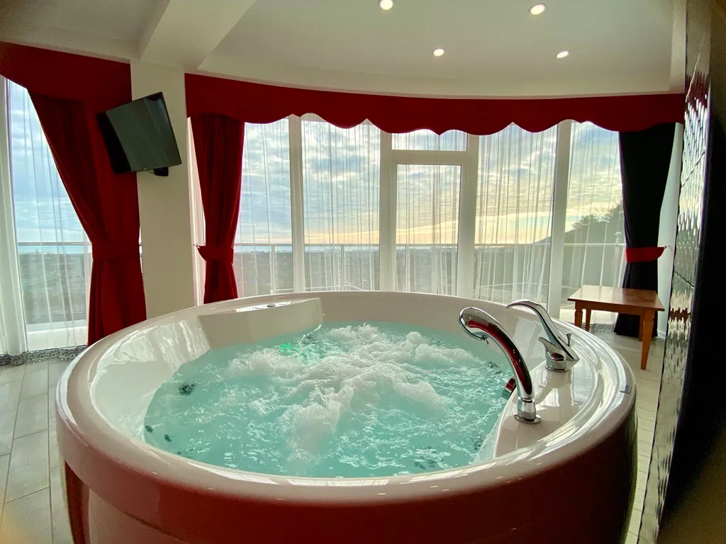 Апартаменты с гидромассажной ванной и красивым видом