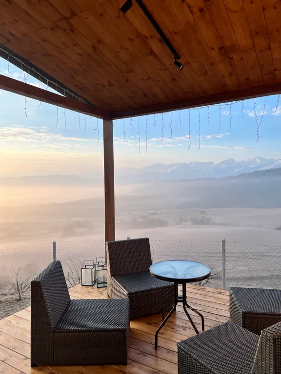 Домик на холме с видом на лес и горы