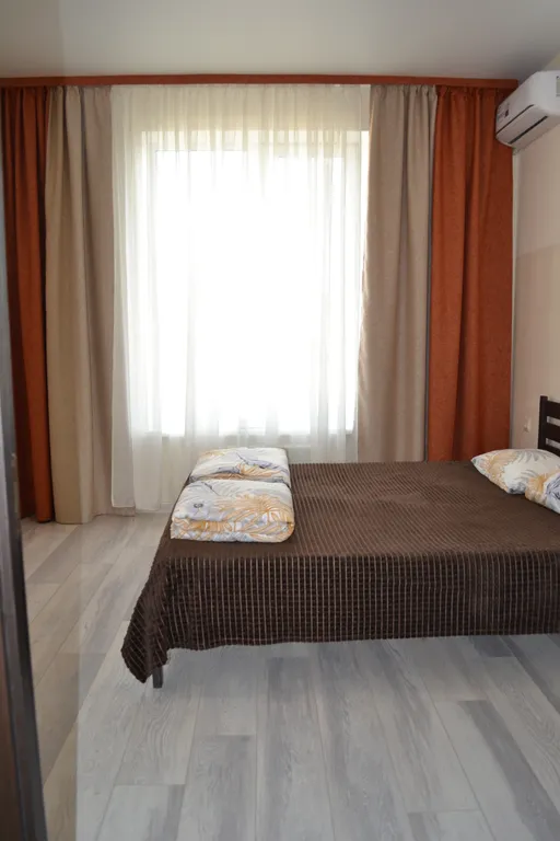 Уютный дом с зеленой лужайкой