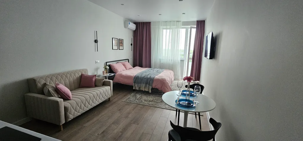 Современная студия с видом на лес