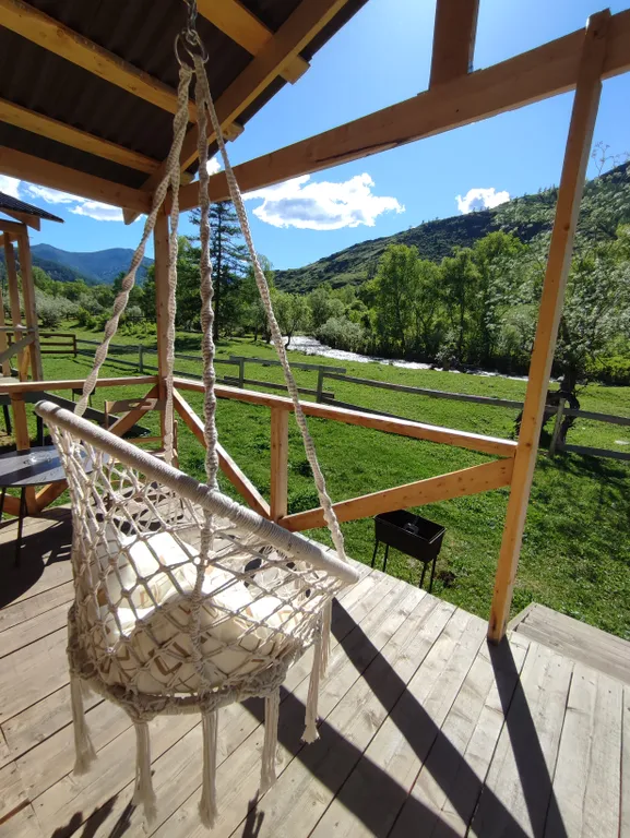 База отдыха Акбулак домики на берегу реки