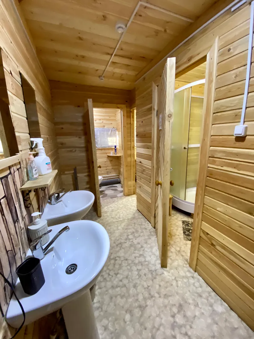 Общий душ и туалет в отдельном доме на территории 