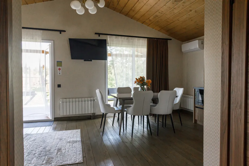 Просторный двухкомнатный коттедж 75 метров в лесу у пруда