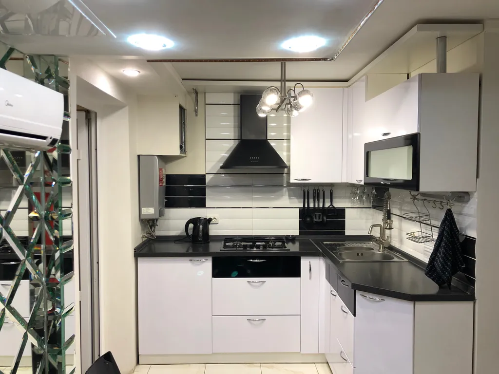 Отличная квартира в 12 минутах от моря со своим выходом в полесадник.