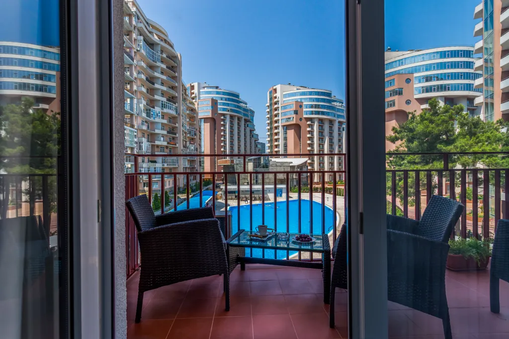 У моря, вид на бассейн