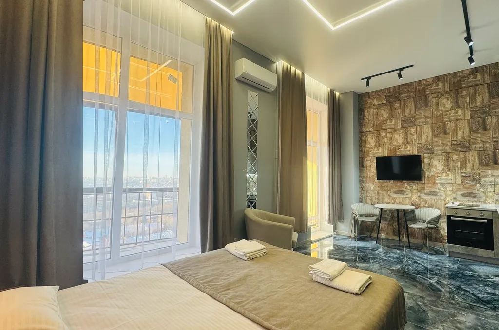 Студия скай класса в стиле модерн с панорамным видом на город