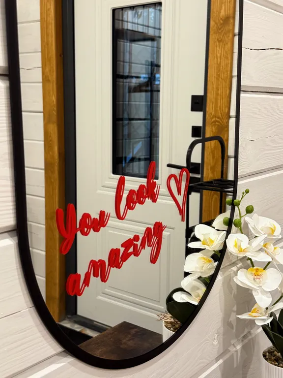 Белый дом и сосны