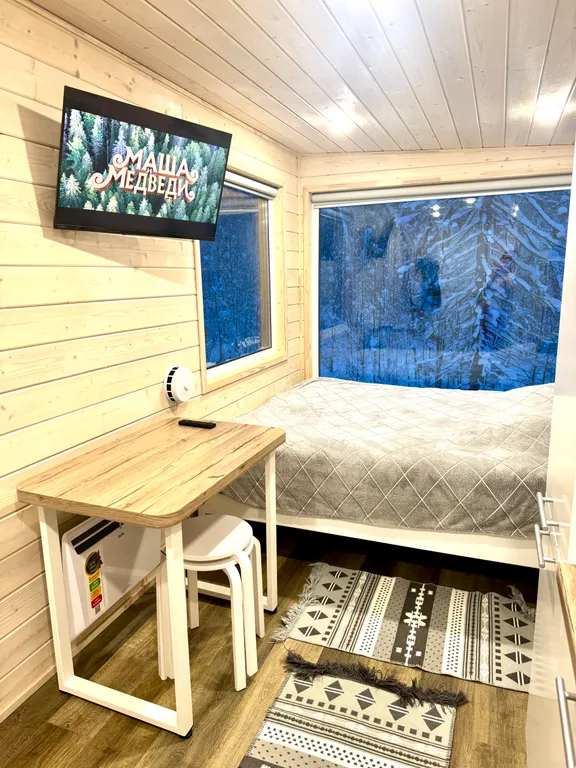 Уютный домик с панорамным окном и видом на лес