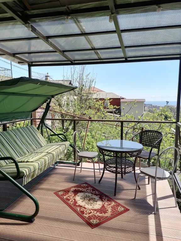 Отдельный домик в саду с видом на море