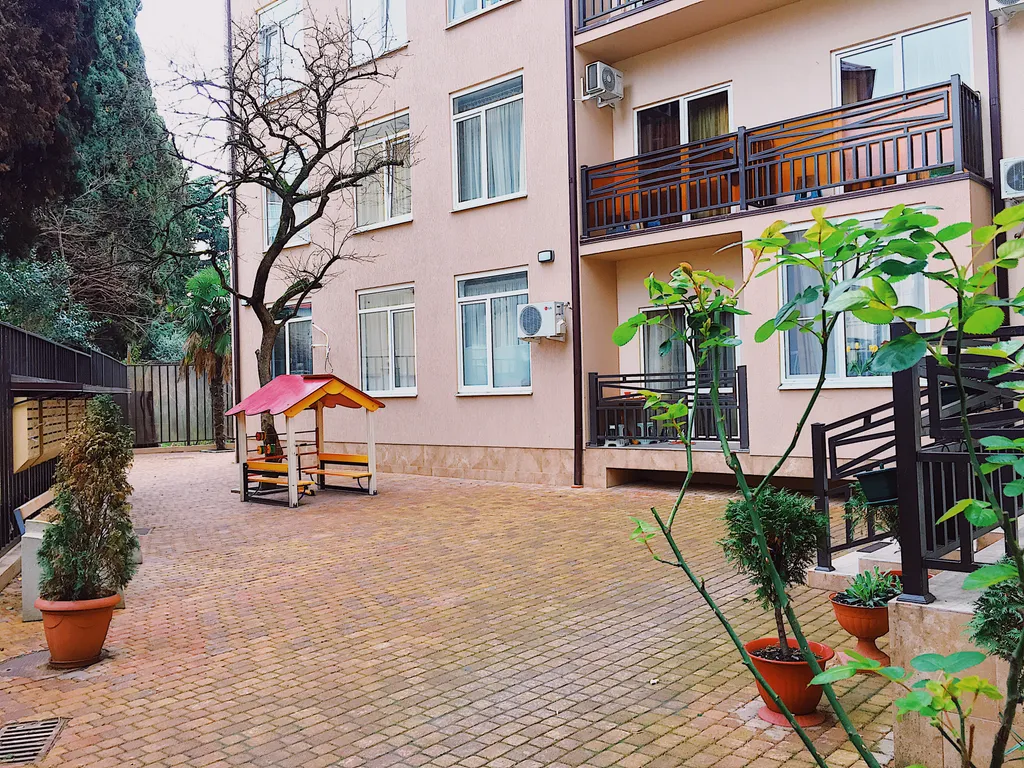 Четырехместная однокомнатная квартира с балконом в центре