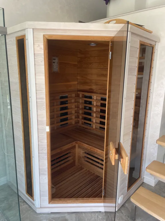 Уютный современный и стильный дом инфракрасной сауной и джакузи