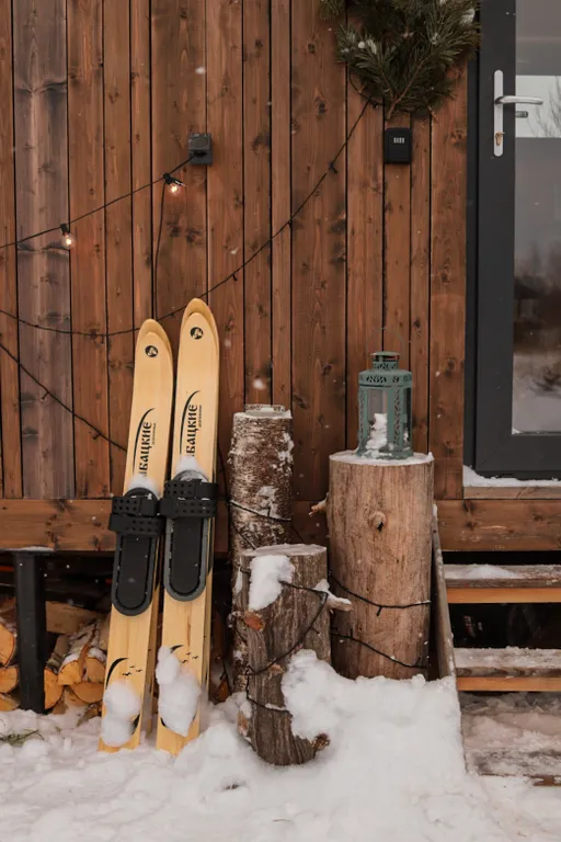 Эстетичный мини-домик с горячими ваннами и купелью