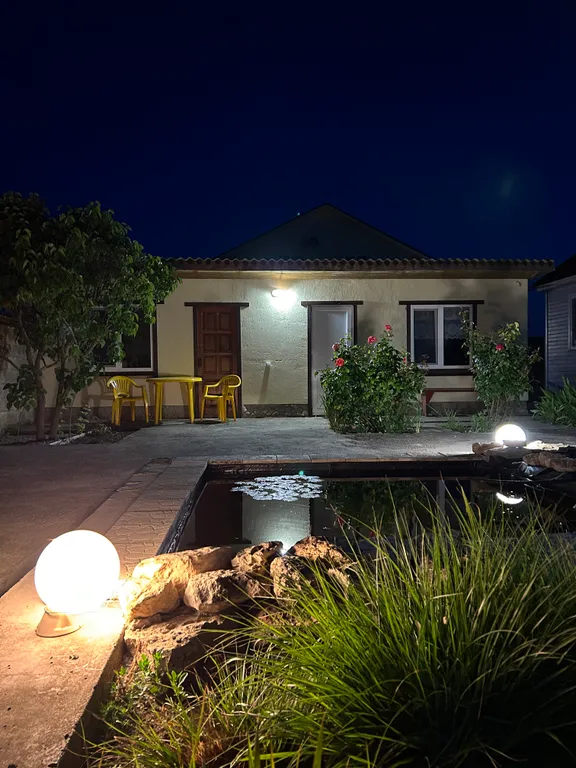 Небольшой уютный домик у пруда