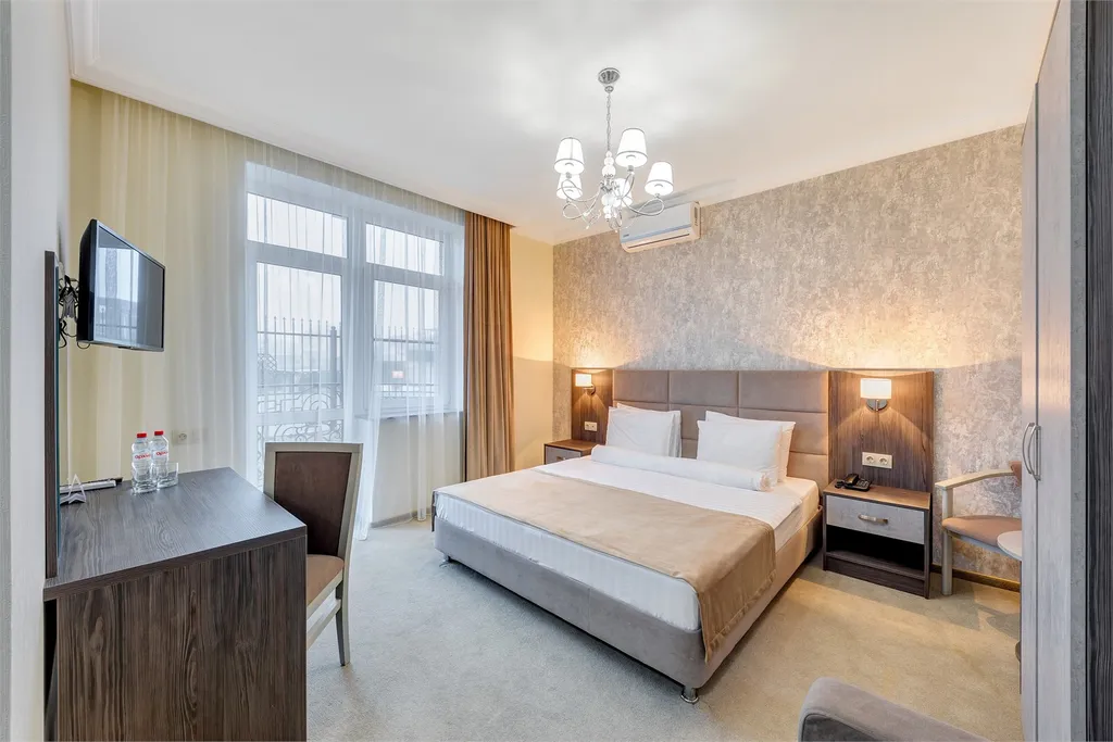 Трехместный комфорт с французским балконом и видом на бассейн и парк