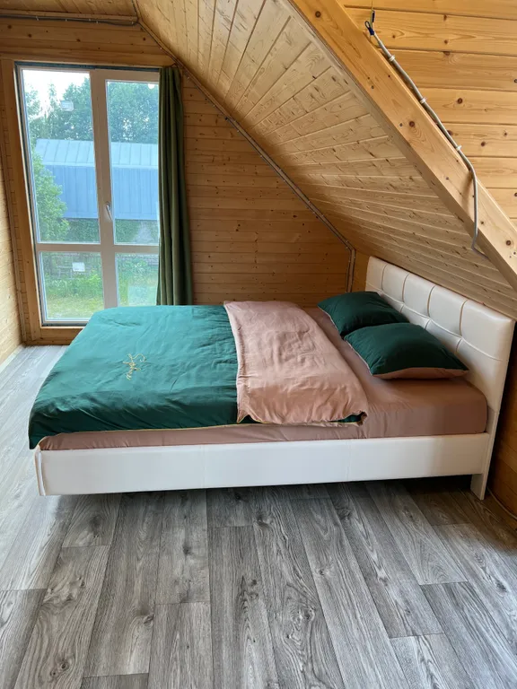 Уединенный дом с сауной внутри в окружении леса