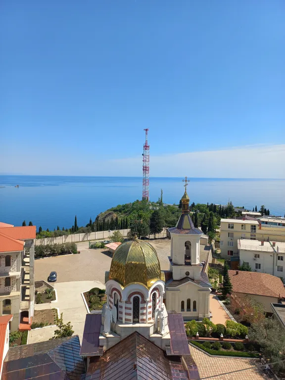 С панорамным видом на море и гору медведь (аю-даг)