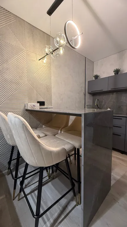 Зеркальный дом на воде