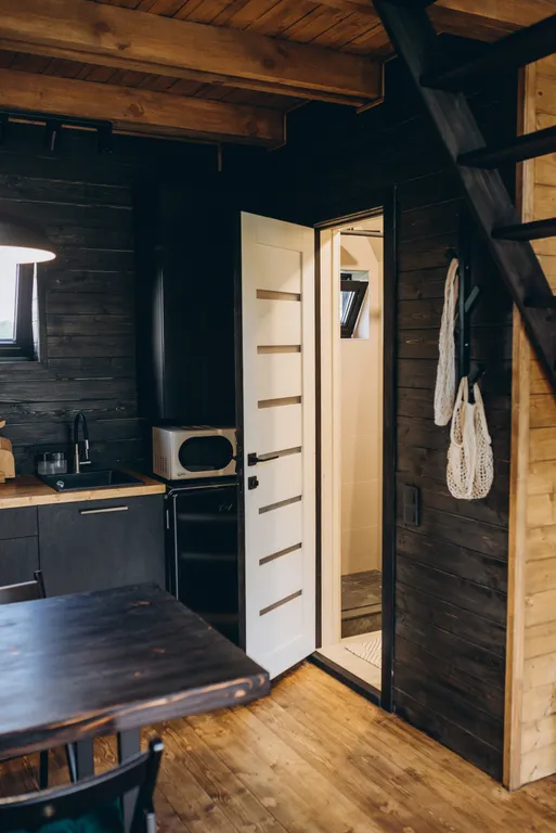 Уютный панорамный треугольный дом A-frame с видом и окружением леса