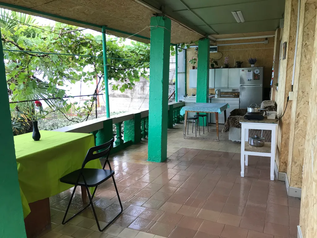 Уютная комната в центре города с видом на море