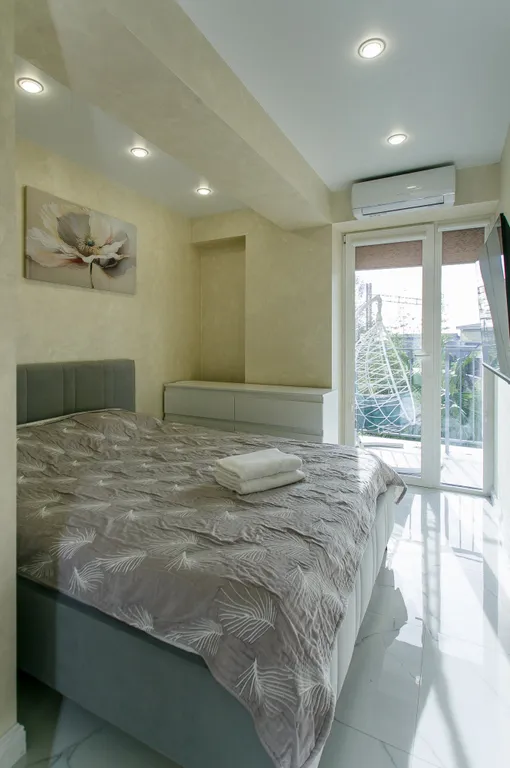 Светлые апартаменты с двумя спальнями и балконом с качелью