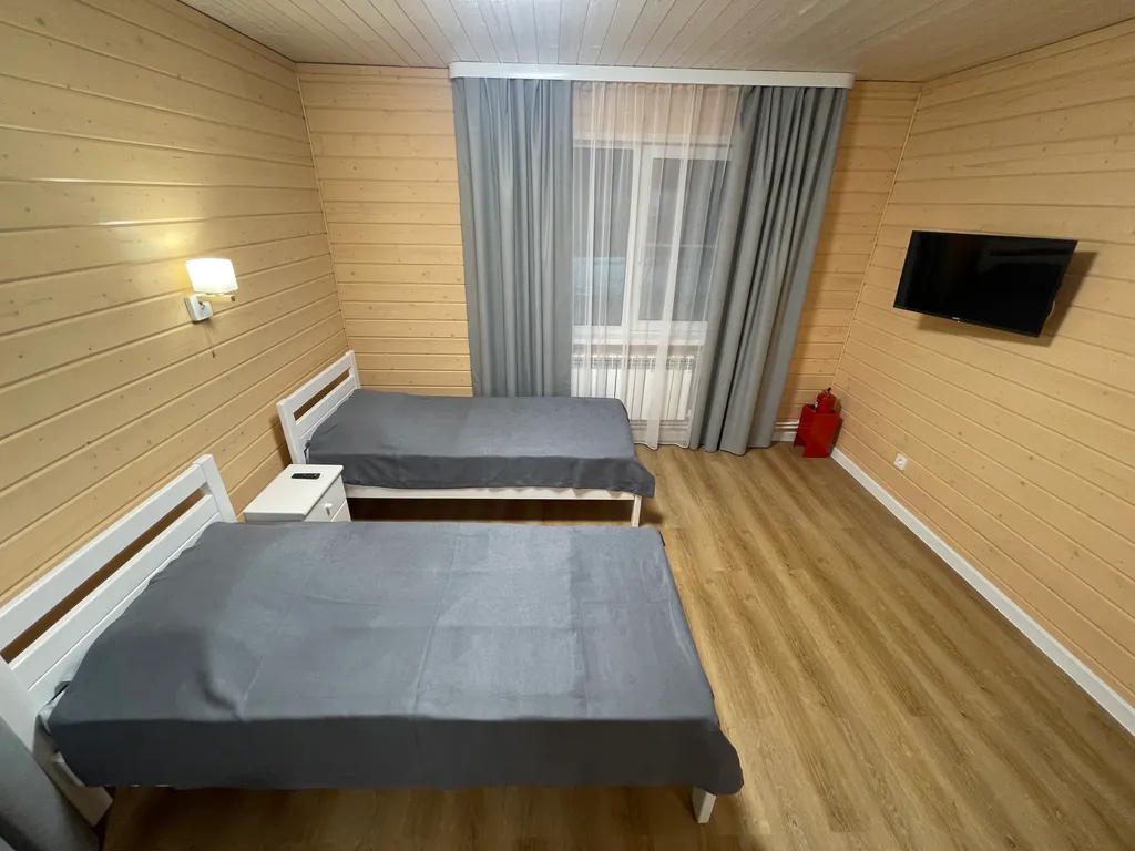 Студия на берегу озера рядом с сосновым бором