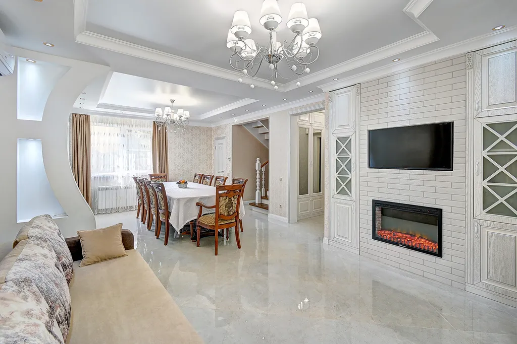 Коттедж с бассейном возле леса